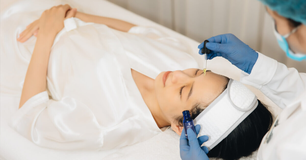 Khách hàng trải nghiệm peel tại phòng khám