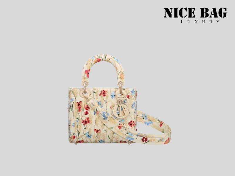 Túi xách Dior Lady Bag Hibiscus mang đến vẻ đẹp thanh lịch, nữ tính và tinh tế