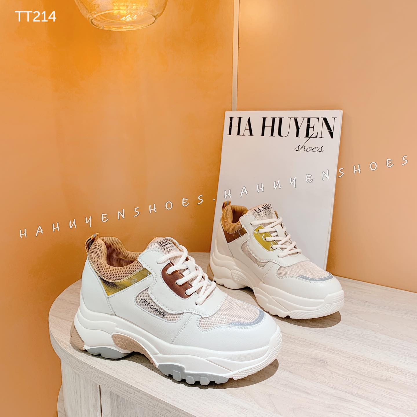 Giày Sneaker cao cấp màu kem nhạt mix mảng màu Metalic đổi màu độc đáo phong cách rất năng động.