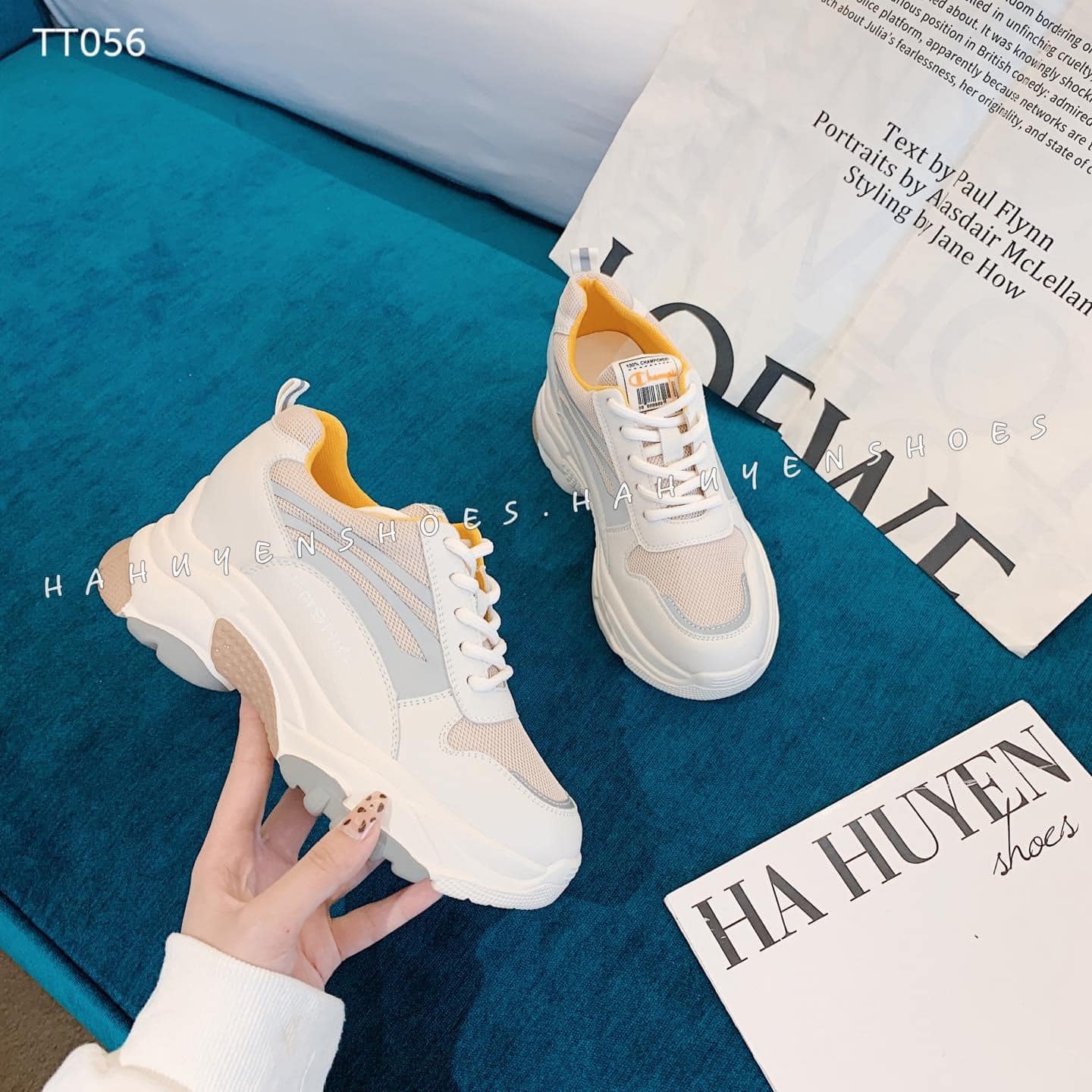 Giày sneaker phối lưới trong lót vàng mix chữ kèm vạch phản quang bên hông độc đáo phong cách Hàn Quốc rất năng động.