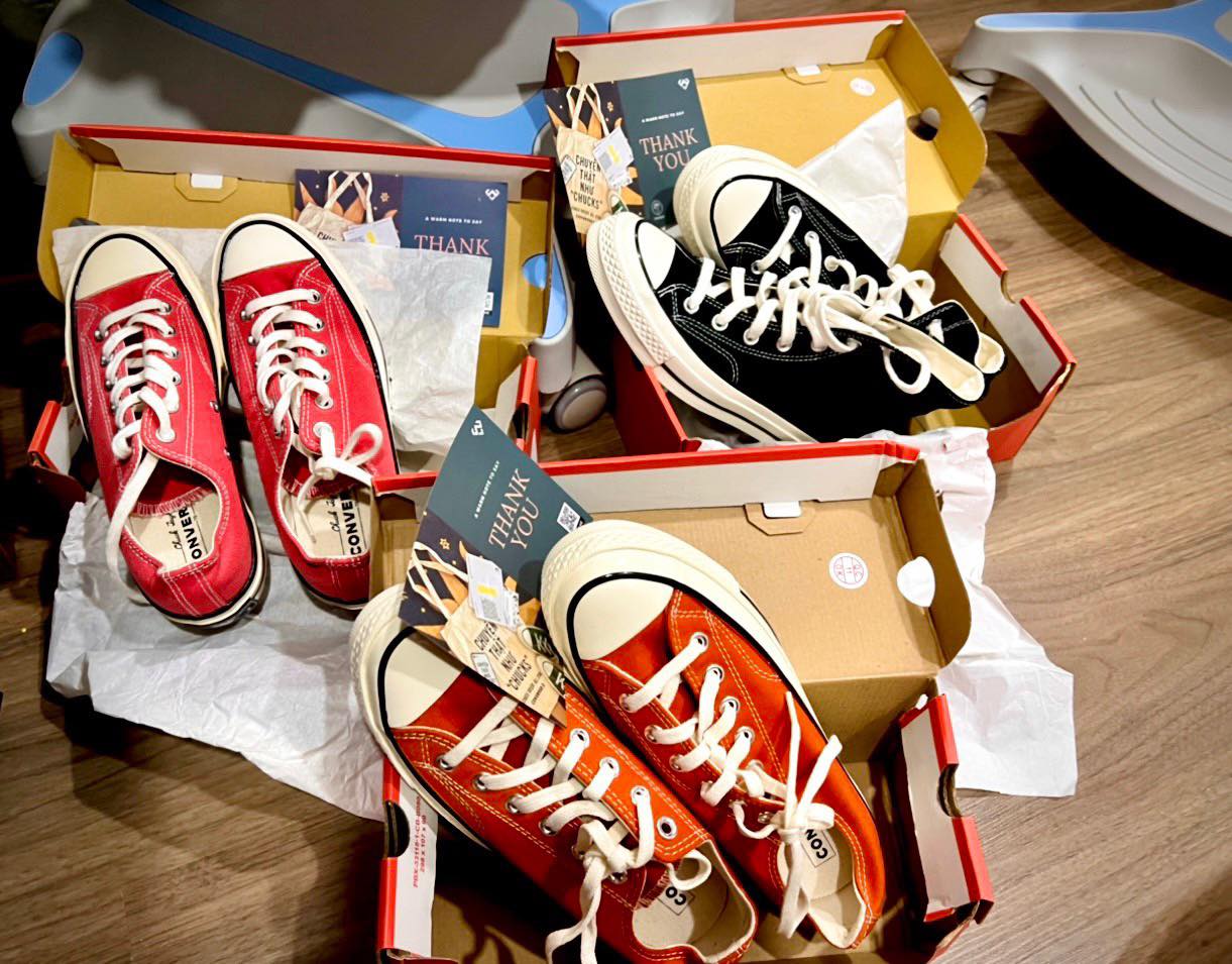 Converse đủ màu sắc.