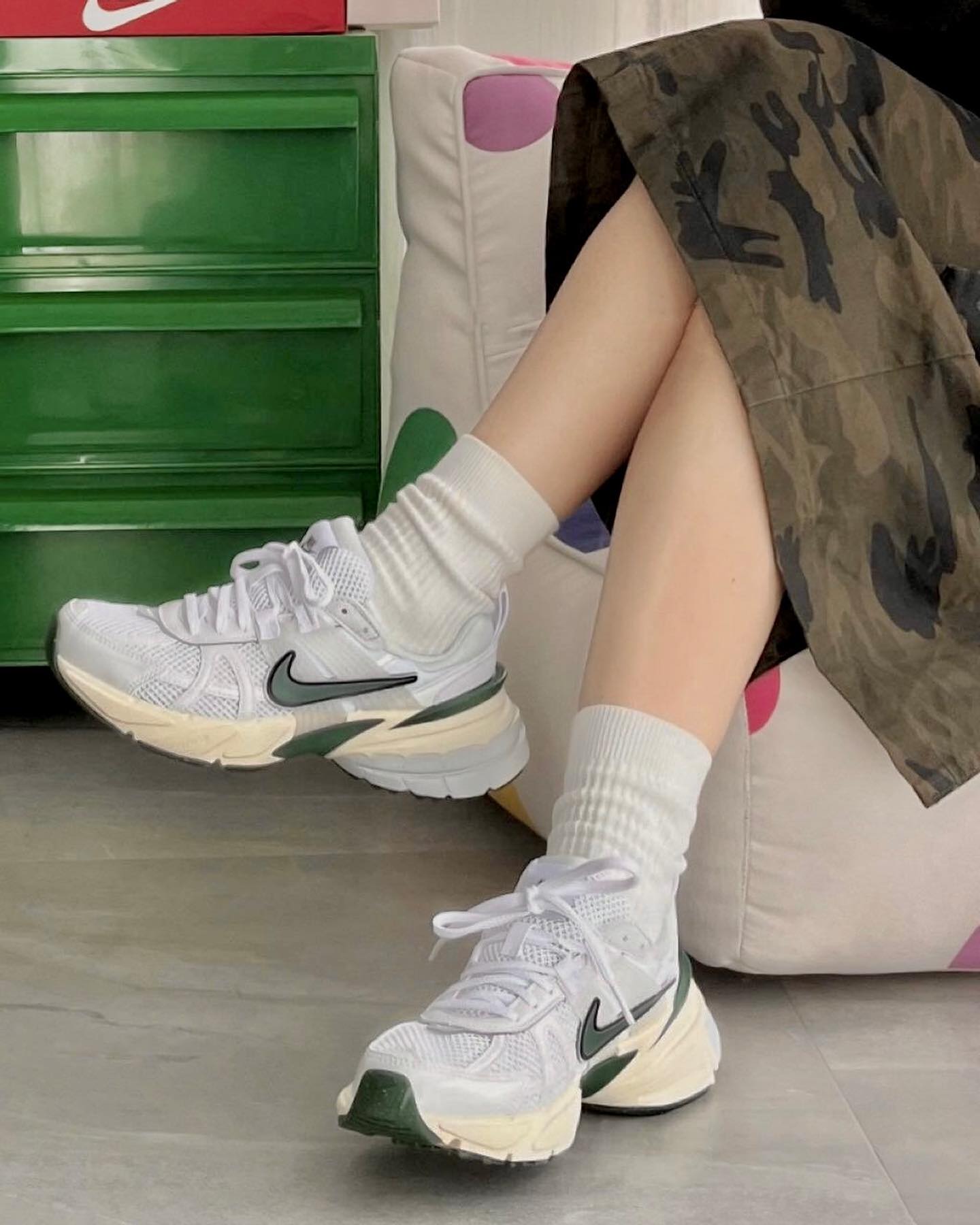 Đôi sneaker mang phong cách retro cực ngầu.