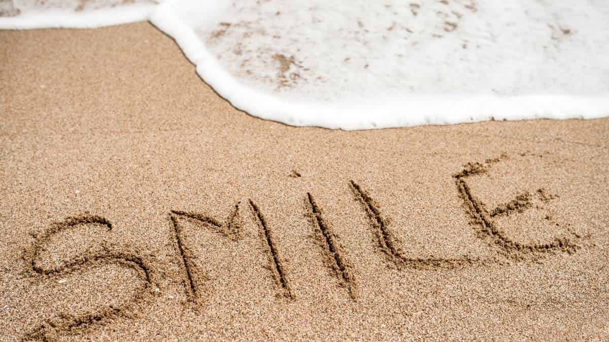 Hình ảnh chúc ngày mới vui cười nhiều hơn