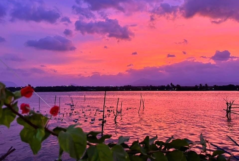 Bầu trời tím ngắt ở Nha Trang sau lũ lịch sử gây sốt