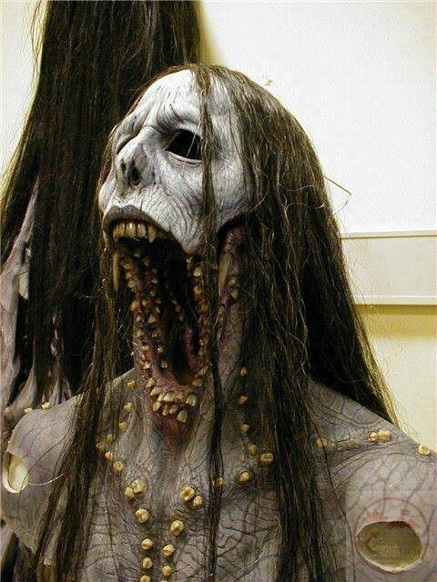 Zombie thường được mô tả với đôi mắt vô hồn và dáng đi xiêu vẹo đáng sợ