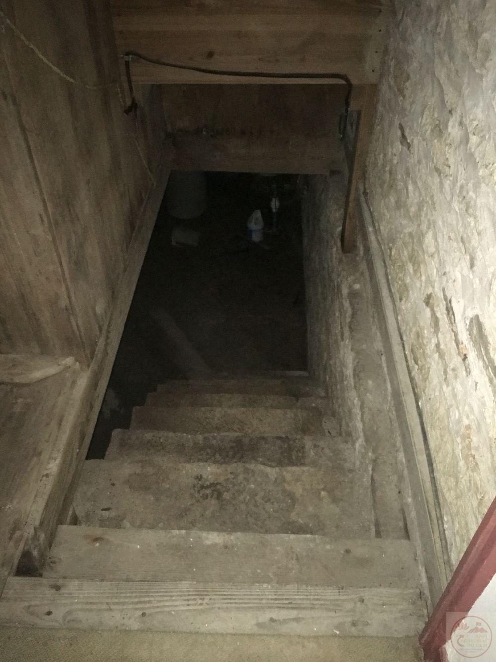 Ảnh mặt ma được phóng đại với đôi mắt đỏ rực tạo cảm giác cực kỳ đáng sợ