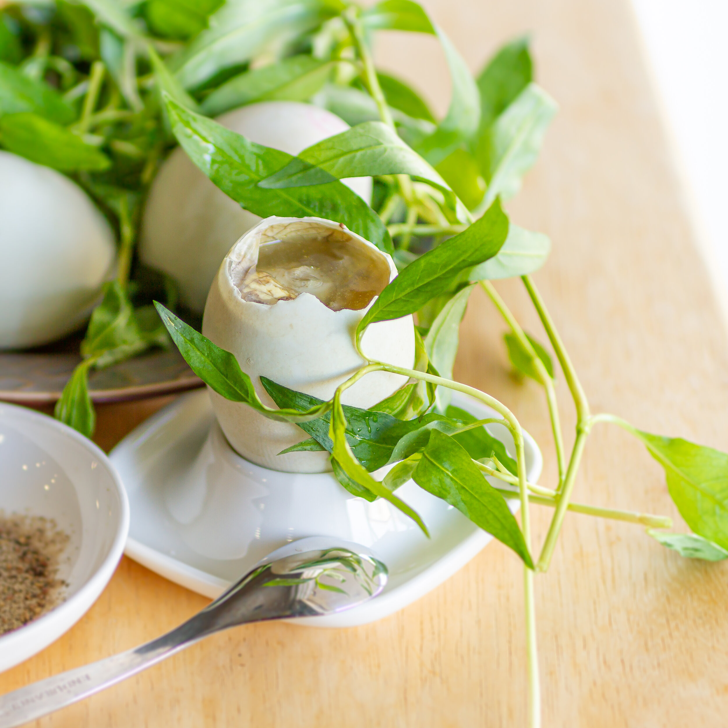 How to Eat Fertilized Duck Eggs (Hột Vịt Lộn / Balut)