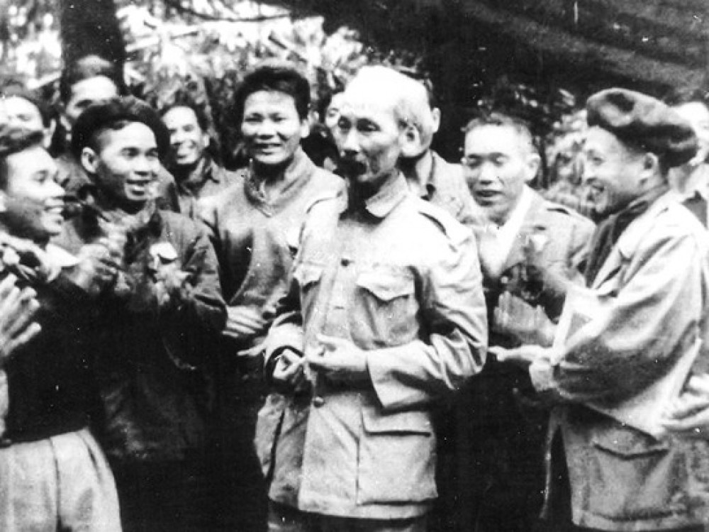 Vận dụng tư tưởng Hồ Chí Minh về chống hủ hóa trong cán bộ.