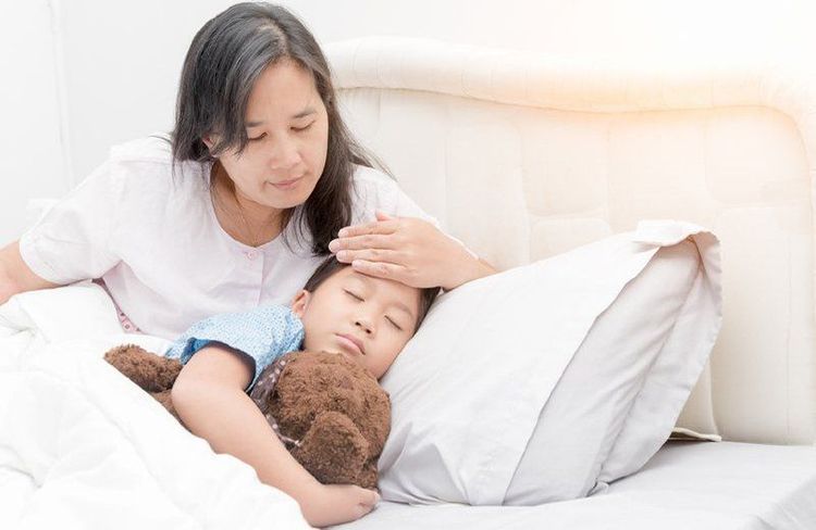 Cha mẹ cần theo dõi biểu hiện của trẻ trong 24 giờ sau khi ra khỏi nước