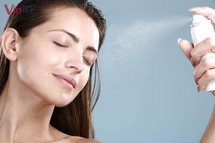 Không dùng xịt khoáng quá gần mặt