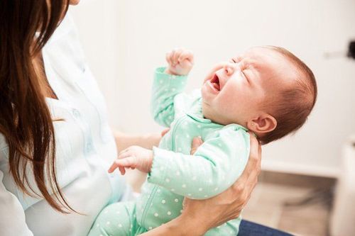 Thái độ bình tĩnh trước tiếng khóc của trẻ sẽ giúp cha mẹ có thể tỉnh táo nhận ra những thông điệp mà trẻ muốn chuyển tải
