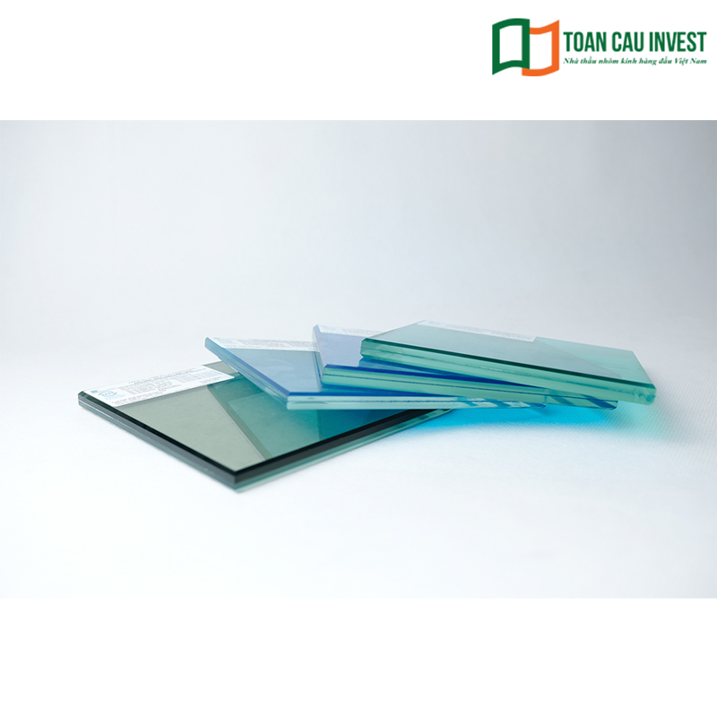Kính dán an toàn có tên gọi khác là Laminated Glass được tạo bởi 2 hay nhiều tấm kính ghép vào nhau.