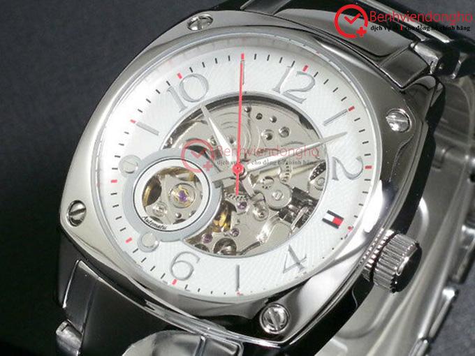 Giá Thay kính đồng hồ Tommy Hilfiger khoảng 300.000đ