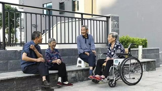 Mang trách nhiệm chăm sóc người khác nhưng "lão nhị đại" cũng rất cần sự chăm sóc cả thể chất và tinh thần.