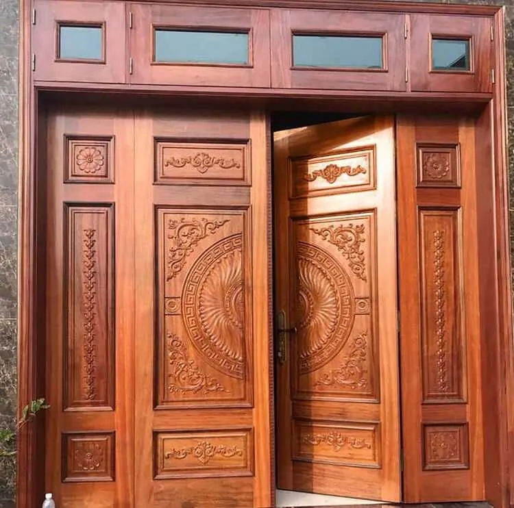 Cửa gỗ lim với thiết kế 4 cánh, hai cánh phụ cố định và hai cánh chính.