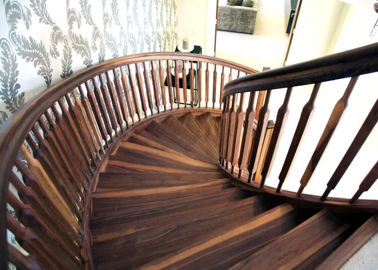 Cầu thang xoắn từ gỗ lim với màu sắc giữ nguyên vẻ đẹp độc bản ấn tượng