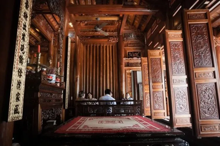 Toàn bộ cột, kèo, cửa, vách làm từ gỗ lim đều vô cùng chắc chắn và bền bỉ