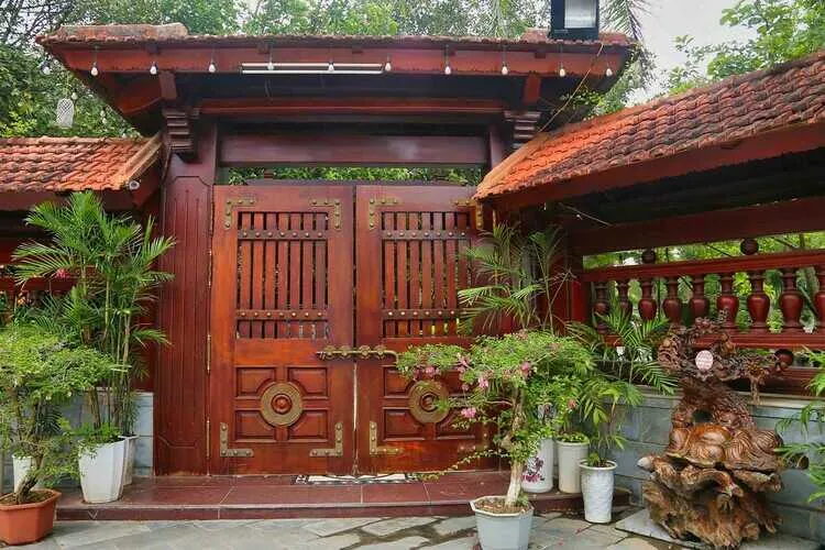Cổng gỗ lim chắc chắn, bền bỉ và đẹp mắt, tăng vẻ sang trọng cổ kính cho không gian