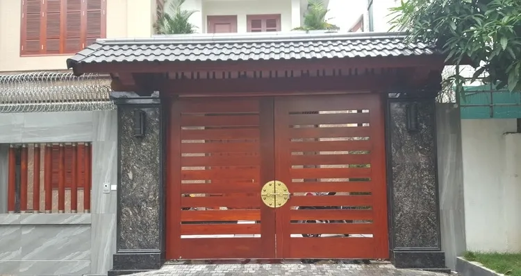 Cổng gỗ lim thiết kế dạng thanh nan nằm ngang phù hợp cho các căn biệt thự