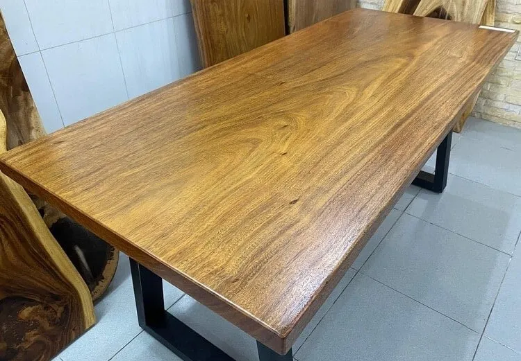 Gỗ lim Nam Phi với màu vàng pha xanh, thường được sử dụng làm bàn ghế, ván sàn, cầu thang hoặc đồ thủ công