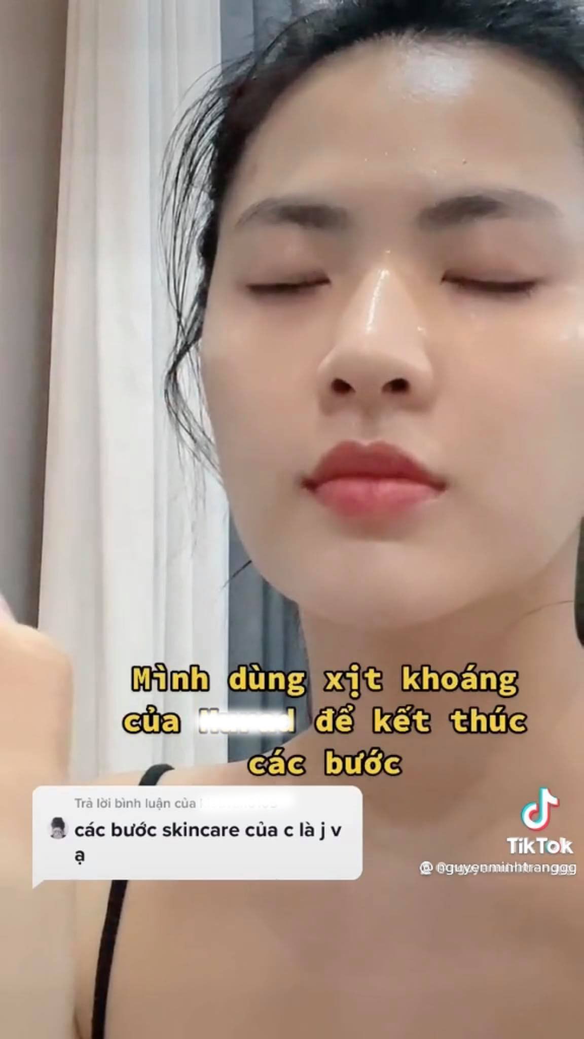 Cuối cùng là xịt khoáng để khóa hết tất cả các dưỡng chất vừa thoa lên mặt lại và có thể đi ngủ.