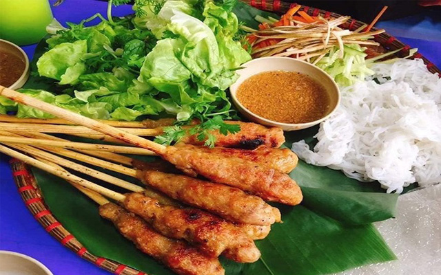 Sự khác biệt giữa nem lụi Huế và nem nướng Nha Trang