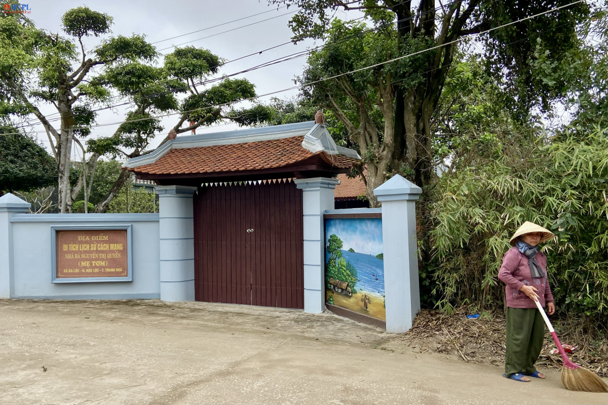 Tháng ba về thăm nhà mẹ Tơm