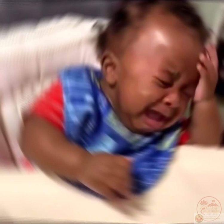 Meme mếu máo ngồi bệt xuống sàn thể hiện nỗi buồn phóng đại, gây tiếng cười