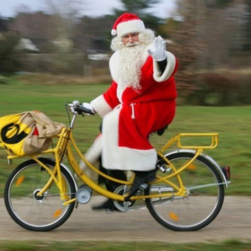 meme ông già noel đi xe đạp
