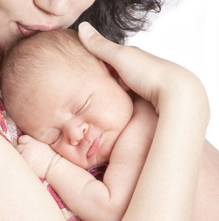 Nên ru và ôm ấp cho đến khi bé đi vào giấc ngủ để tránh khiến trẻ giật mình khi đặt xuống
