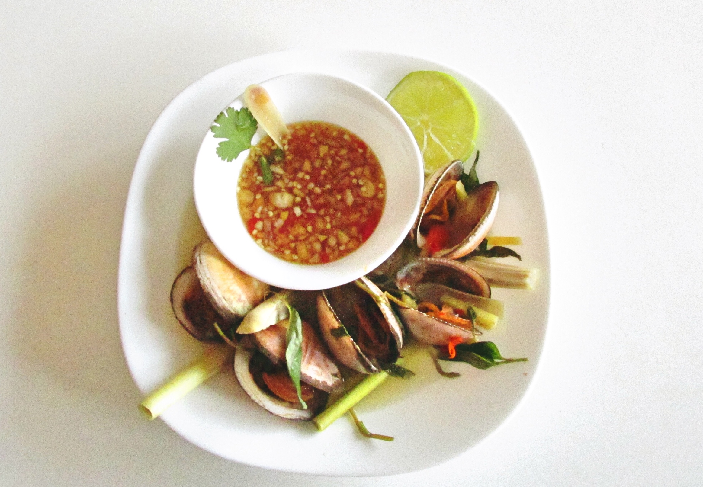 Nghêu Hấp Sả Ớt (Steamed Clams With Lemongrass and Chilli)