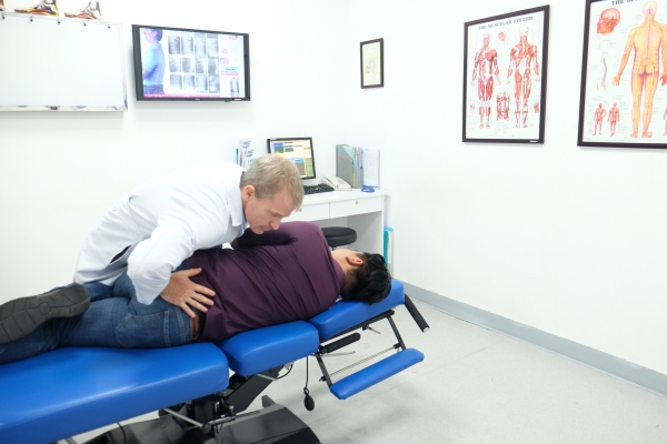 Bác sĩ Tim nắn chỉnh cột sống lưng cho người bệnh