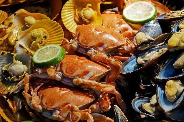 Phát hiện nhóm khách 7 người đi ăn buffet cao cấp hết 300 con cua và cá hồi, 50 hộp sầu riêng, 80 bát chè: "Còn chưa no lắm" - Ảnh 4.
