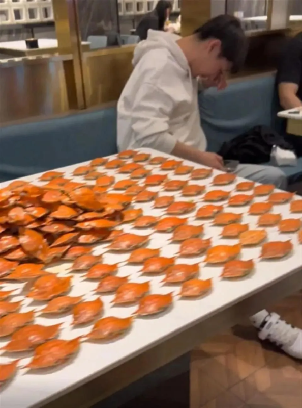 Phát hiện nhóm khách 7 người đi ăn buffet cao cấp hết 300 con cua và cá hồi, 50 hộp sầu riêng, 80 bát chè: "Còn chưa no lắm"