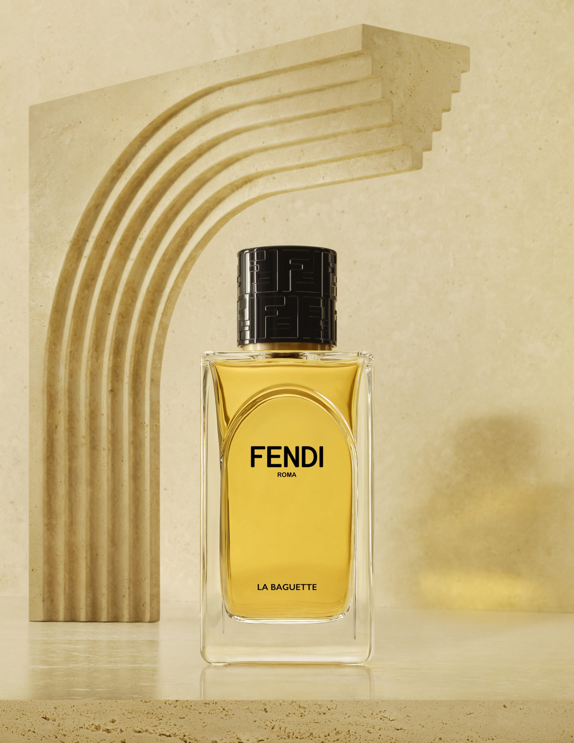 Chai nước hoa La Baguette của thương hiệu Fendi.