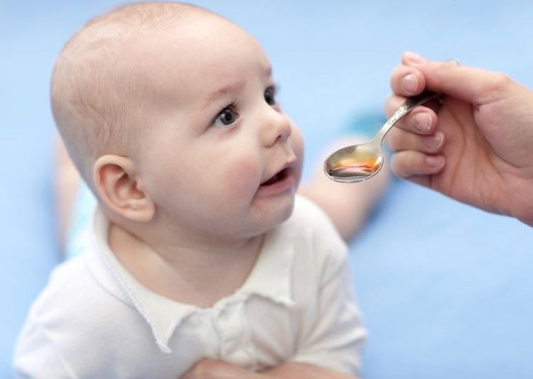 Bé hay oẹ khi ăn cần được sử dụng thuốc theo đúng phác đồ của bác sĩ