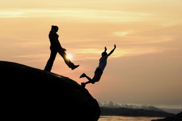 Phản bội là gì? Nhận diện những kẻ dễ dàng phản bội trong tình yêu