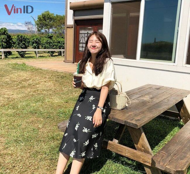 Chân váy midi kết hợp với áo sơ mi tay ngắn trẻ trung, thanh lịch
