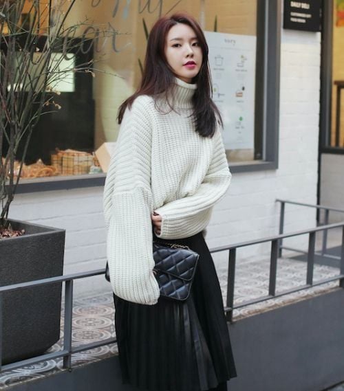 Phối đồ với chân váy dài chữ A - áo len cổ lọ