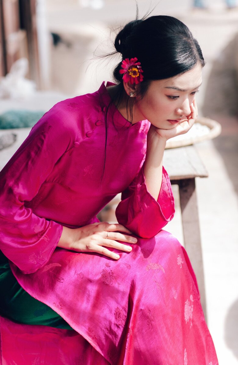 Những chiếc kẹp tóc bằng hoa sẽ tô điểm thêm phần duyên dáng cho mái tóc.