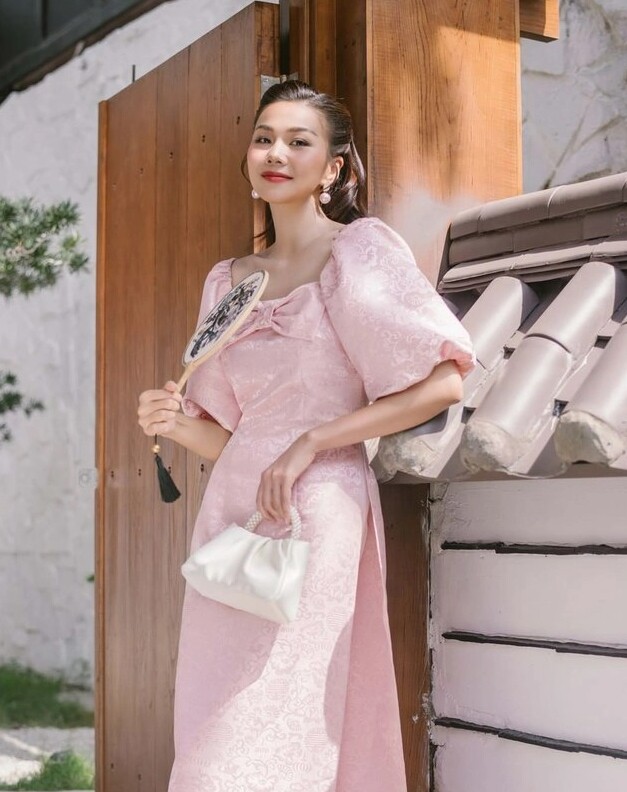 Quạt giấy hiện nay cũng được tạo hình với vô vàn kiểu dáng, chất liệu và màu sắc, nhờ đó đây là món phụ kiện lý tưởng cho những buổi chụp ảnh ngoài trời hay sự kiện Tết.