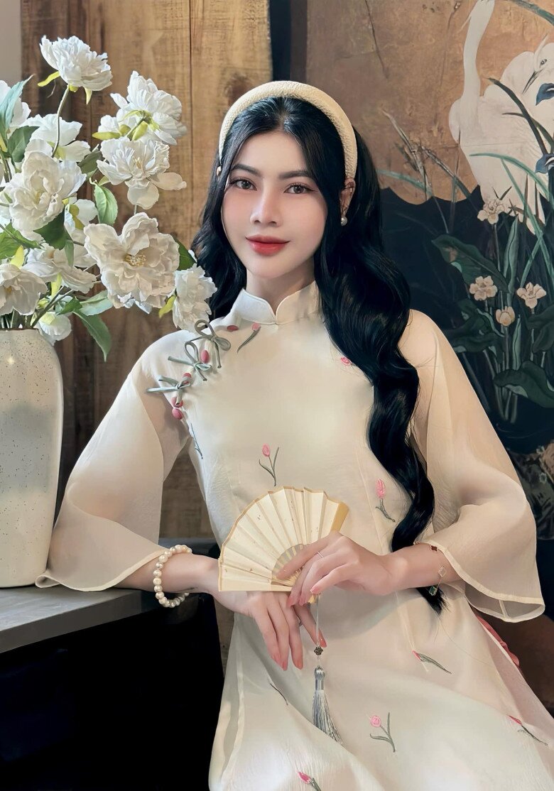 Đặc biệt, băng đô bản lớn sẽ mang đến vẻ hiện đại, sành điệu, giúp bạn tự tin thể hiện cá tính mà vẫn không làm mất đi sự trang trọng của áo dài.