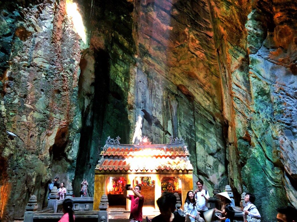 Âu Cơ the Fairy Princess The Dragon Lord Lac long Quân and water culture