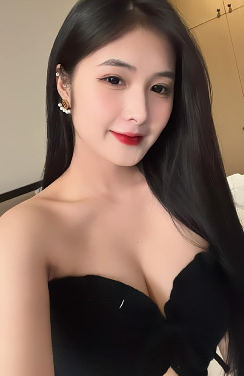 Ảnh Quỳnh Alee trong phòng ngủ