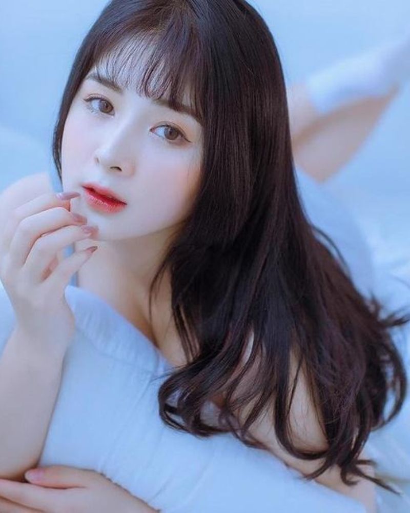 Ảnh Quỳnh Alee nằm trên giường