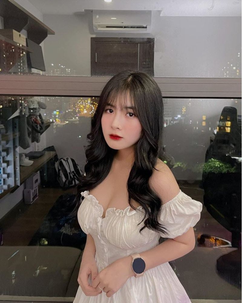 Ảnh Quỳnh Alee mặc váy hở vai
