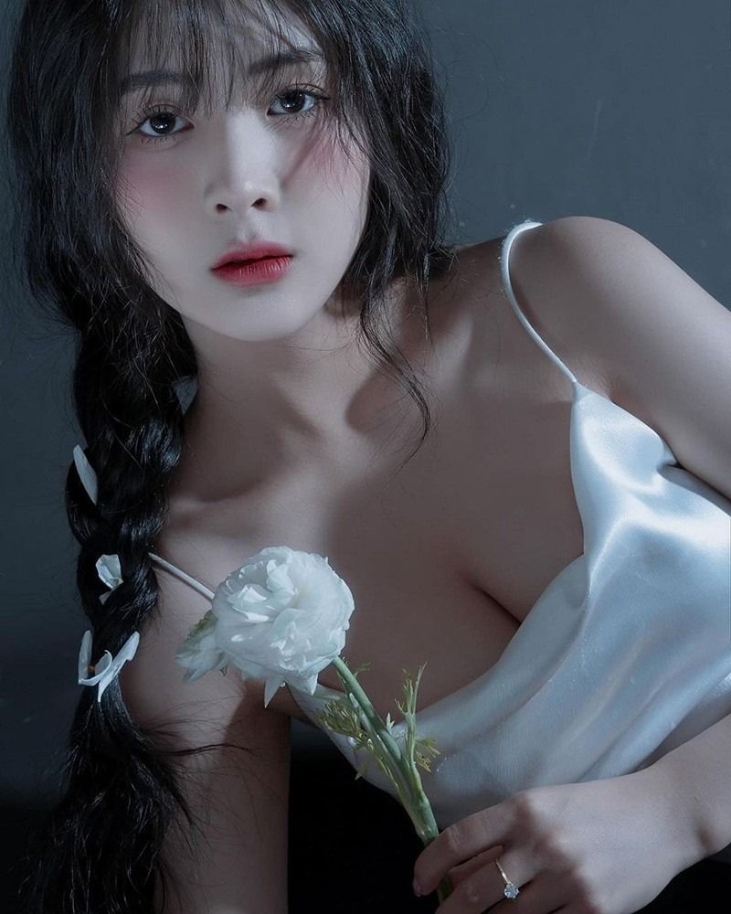 Ảnh Quỳnh Alee cầm hoa hồng trắng