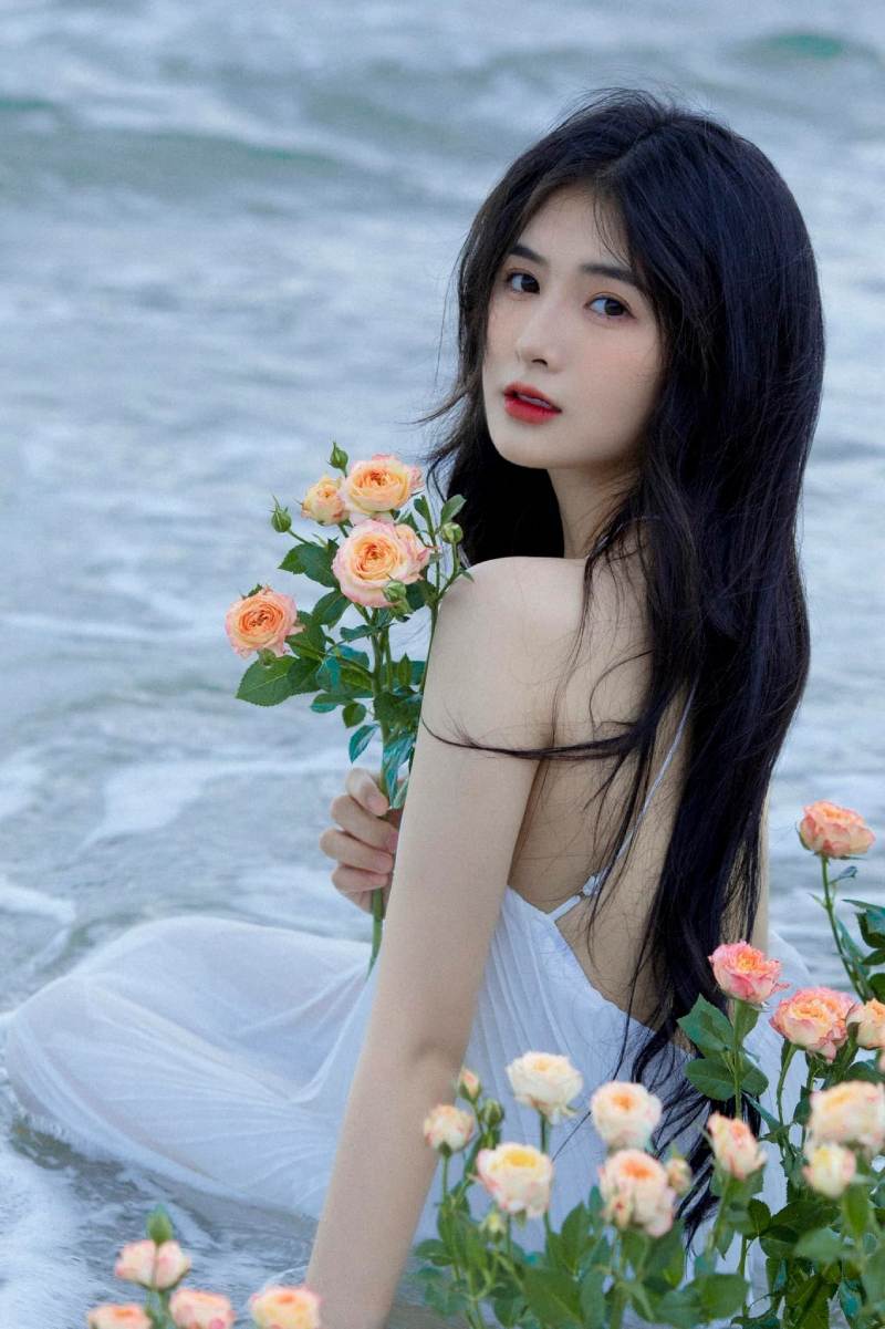Ảnh Quỳnh Alee mặc đồ hở lưng trên biển