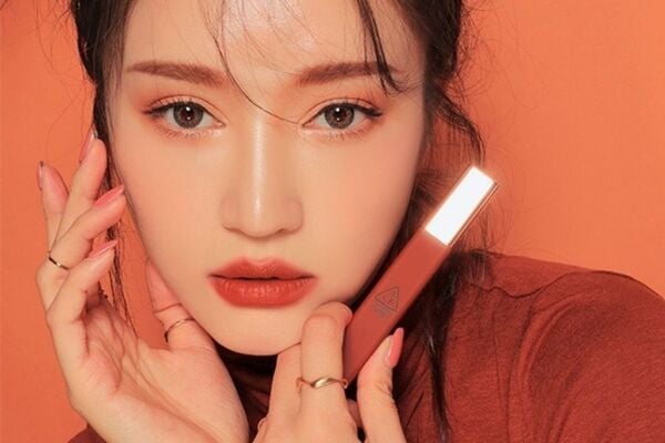 Nên Kết Hợp Màu Son Đỏ Nâu Gạch Với Kiểu Trang Điểm Nào? Top 5+ Mẫu Son Đỏ Nâu Gạch Hot Nhất Hiện Nay