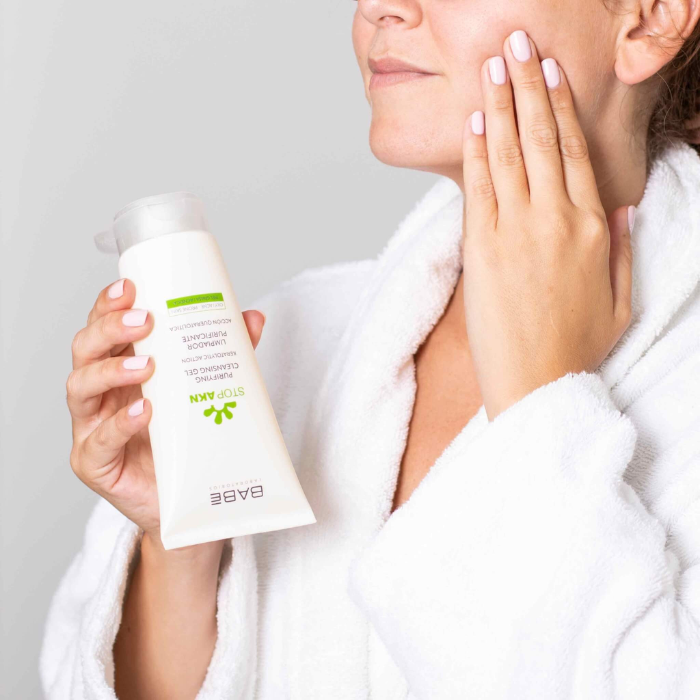 Gel Rửa Mặt Cho Da Dầu Mụn Laboratorios BABE Stop AKN Purifying Cleansing Gel